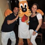 Pose para a foto sorrindo abraçados com o Pluto